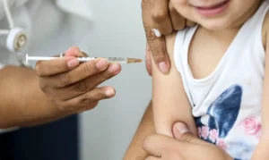 Negar vacinação infantil é crime