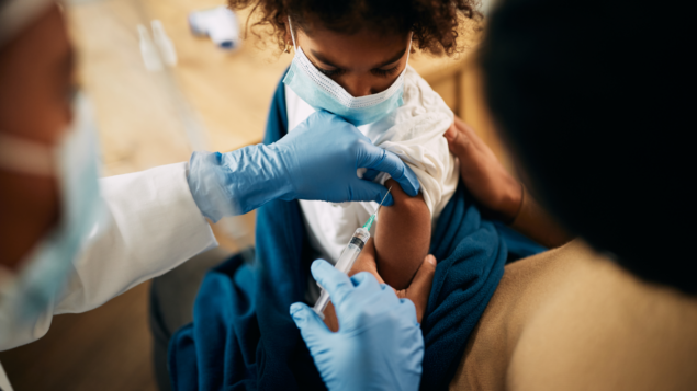 Imunização infantil inicia recuperação após retrocesso da COVID-19
