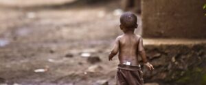 crianças vivem na pobreza extrema