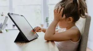 crianças se conectam à internet