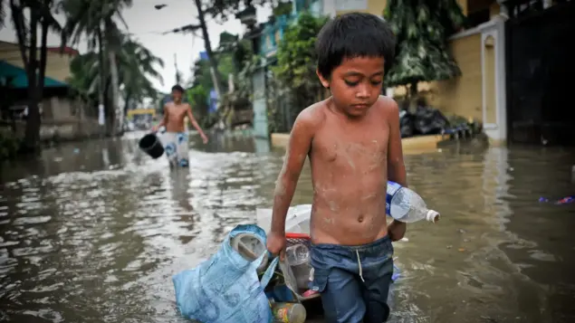 Desastres relacionados com o clima provocaram 43,1 milhões de deslocamentos de crianças ao longo de seis anos
