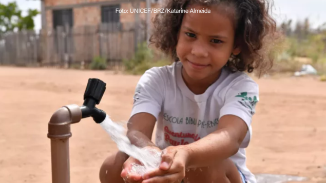 12 milhões de crianças e adolescentes vivem sem acesso adequado a esgoto e 2,1 milhões a água, alerta UNICEF