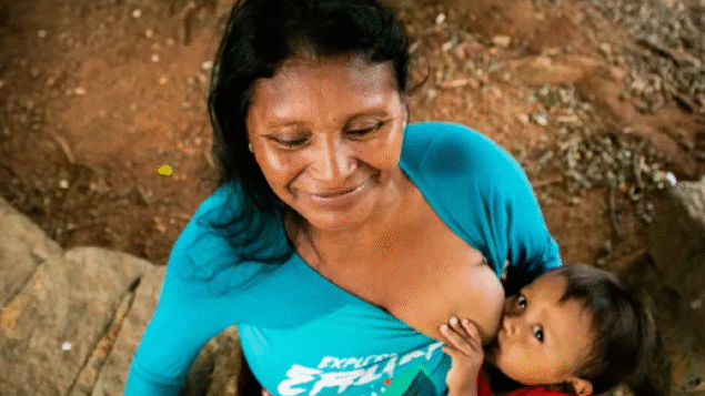 Na Semana Mundial da Amamentação, países são instados a investir em sistemas de saúde e apoiar mães que amamentam