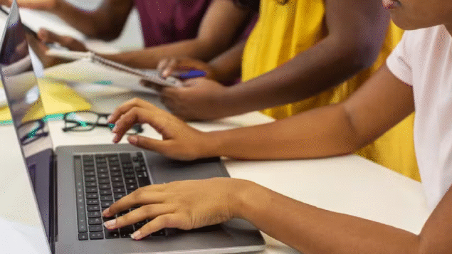 Sete em cada dez alunos do Ensino Médio usam IA generativa em pesquisas escolares, revela TIC Educação