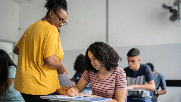 Matrículas no Ensino Médio Integral triplicam em quase dez anos, mas modelo ainda é desigual nos estados