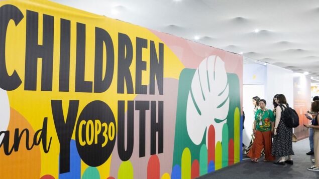 Caminho para eliminar combustíveis fósseis avança na COP30 em meio a apelos dos jovens