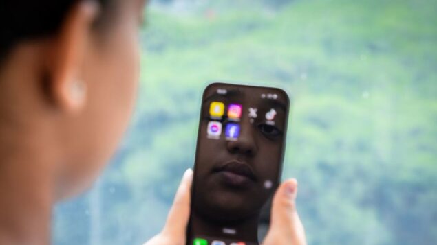 Como mulheres e meninas podem se proteger da violência na internet?