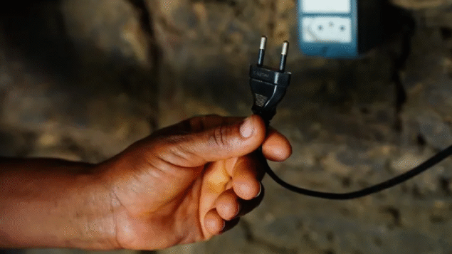 Mulheres negras de baixa renda pagam até oito vezes mais pela energia do que homens brancos de renda alta