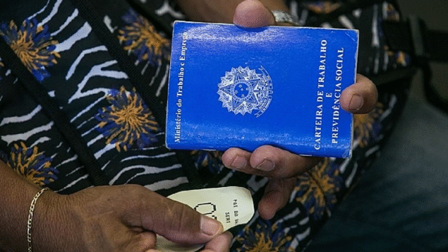 Mulheres negras enfrentam acúmulo de funções, discriminação e baixos salários no mercado de trabalho, aponta Dieese