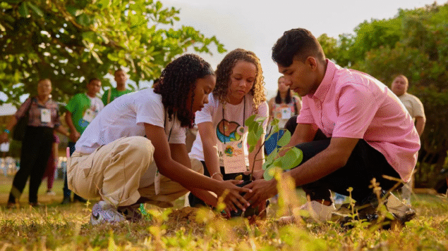 Nove em cada 10 países que enviaram NDCs incluíram compromissos com os direitos de crianças e jovens