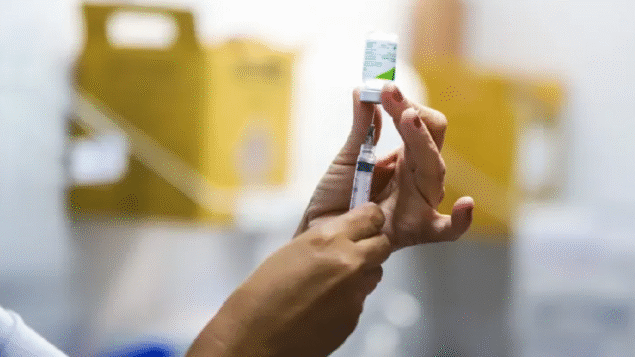 Vacinação infantil cai 90% em dias de operações policiais na Maré, revela estudo do UNICEF e Redes da Maré