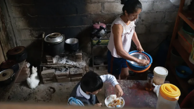 Mais de 400 milhões de crianças no mundo vivem na pobreza, sem acesso a pelo menos duas necessidades diárias, como nutrição e saneamento