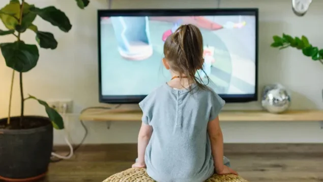 Meninas e publicidade infantil: entre riscos e novas regras